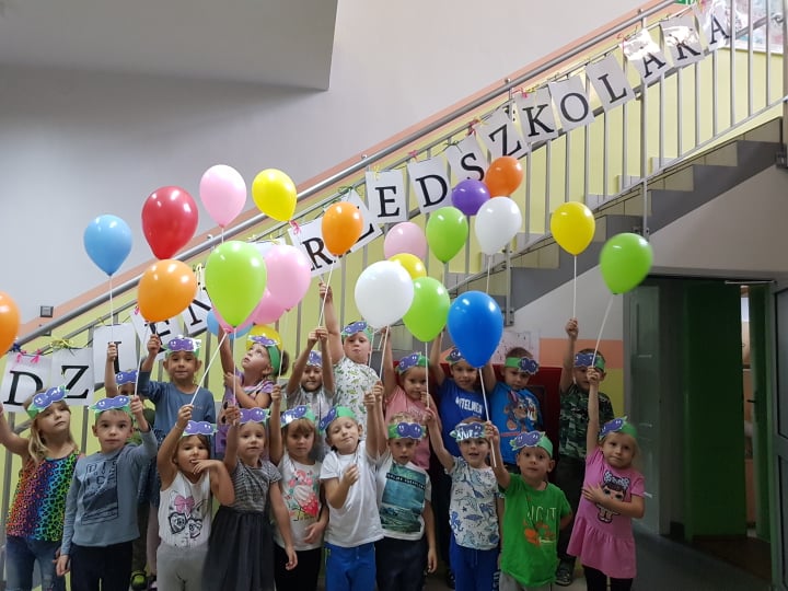 Grupa jagódki z balonami